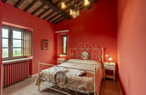 Agello Bed & Breakfast | Cosy room for 8 guests with WIFI, A/C, private pool, TV, veranda and pets allowed, close to Peru.