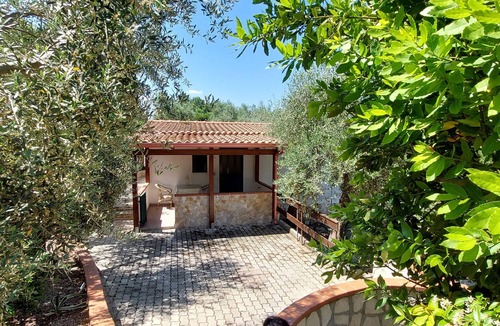 Peschici House | cottage with veranda and pool