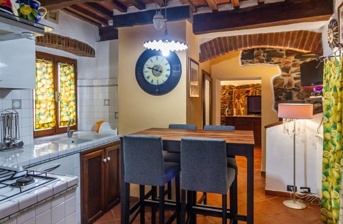 Tatti House | Country House 'La Casa Del Pino' with Mountain View, Private Garden and Wi-Fi