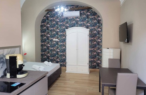 San Giorgio a Cremano Apartment | Cozy studio apartment with kitchen, air conditioning and private bathroom