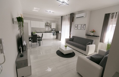 Crotone Apartment | [Croton 5 ⭐ ⭐ ⭐ ⭐ ⭐] Luxury Apartment: Free Parking, Netflix, Wi-Fi