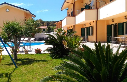 Laura Villa | Delightful Apartment in Paestum with Swimming Pool