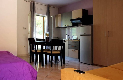 Laura House | Delightful Apartment in Paestum with Swimming Pool