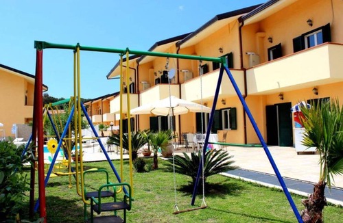 Laura House | Delightful Apartment in Paestum with Swimming Pool