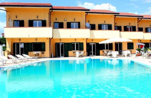 Laura House | Delightful Apartment in Paestum with Swimming Pool