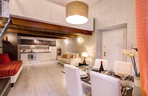 Rione III Colonna House | Deluxe Apartment with Balcony - Split Level - at the Spanish Steps