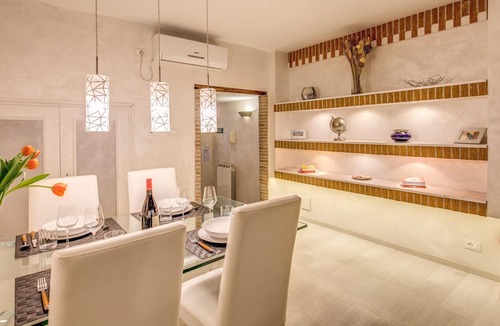 Rione III Colonna House | Deluxe Apartment with Patio - Split Level - at the Spanish Steps