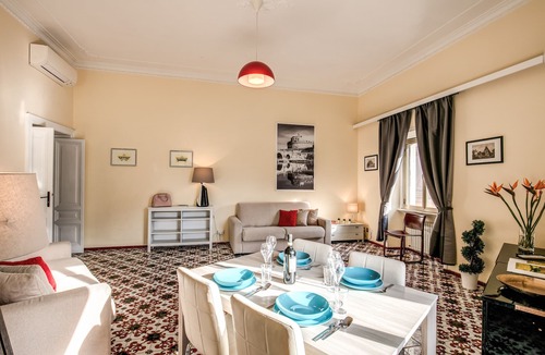 Rione III Colonna House | Deluxe Two Bedroom Apartment - at the Spanish Steps