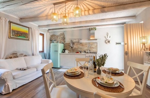Angera Apartment | Dimora Della Rocca Private Garden, WIFI, BBQ & Parking, Angera, Italy