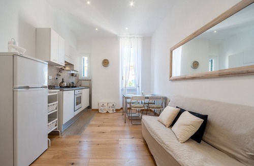 Vatican Apartment | Doria Apt near St. Peter and Metro A, with WI-fi and AC.