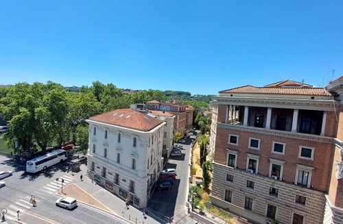 Roman Ghetto Apartment | Elegance, Wine & View