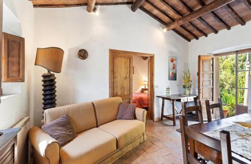 Riccio House | Elegant 2-Bedroom Holiday Home in Tuscan