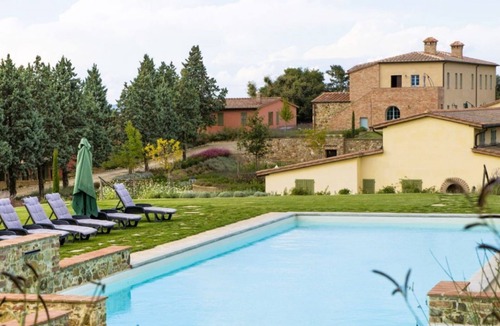 Trequanda Villa | Elegant and spacious two-storey villa of 156 m2 consisting of a large living room, kitchen complete with dishwasher, microwave oven, electric oven, coffee machine, kettle, fridge and freezer.Indoor and outdoor dining area, two double bedrooms with privat