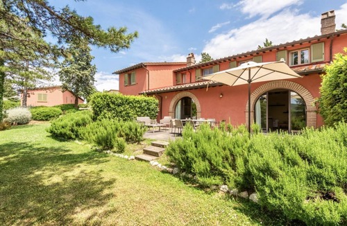 Trequanda Villa | Elegant and spacious two-storey villa of 156 m2 consisting of a large living room, kitchen complete with dishwasher, microwave oven, electric oven, coffee machine, kettle, fridge and freezer.Indoor and outdoor dining area, a master double bedroom with pr