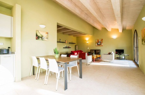 Trequanda Villa | Elegant and spacious two-storey villa of 156 m2 composed of a large living room, kitchen complete with dishwasher, microwave oven, electric oven, coffee machine, kettle, fridge and freezer.Indoor and outdoor dining area, a master double bedroom with priv