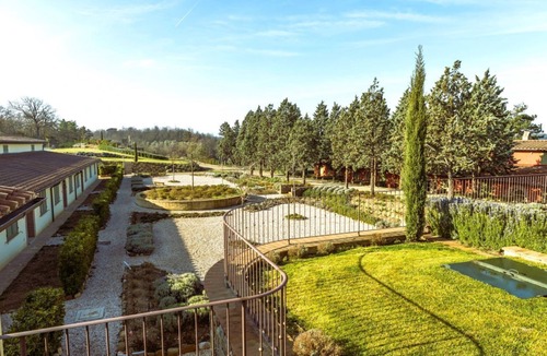 Trequanda Villa | Elegant and spacious two-storey villa of 156 m2 composed of a large living room, kitchen complete with dishwasher, microwave oven, electric oven, coffee machine, kettle, fridge and freezer.Indoor and outdoor dining area, a master double bedroom with priv
