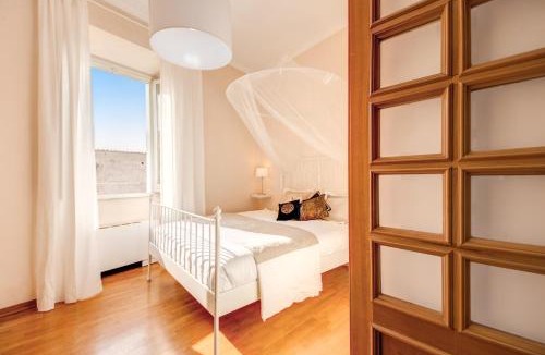 Campitelli Apartment | Elegant Apartment Behind the Colosseum