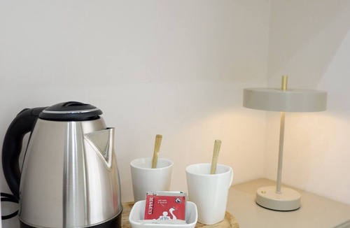 Rione Sanita House | Elegant apartment with 2 suites, private bathrooms and shared kitchen