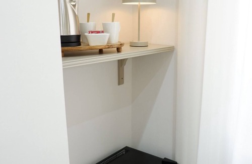 Rione Sanita House | Elegant apartment with 2 suites, private bathrooms and shared kitchen