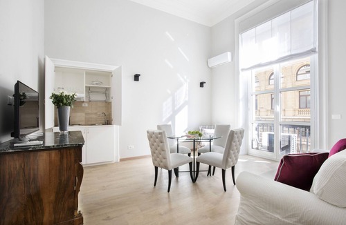 Rione II Trevi Apartment | Elegant apartment with king-size bed close to Trevi Fountain