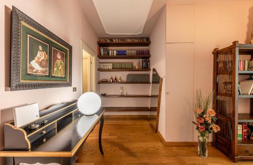 Loreto Apartment | Elegant Apartment with Parking - Central Station