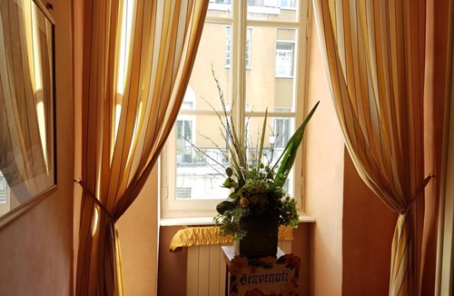 Roman Quarter Apartment | Elegant Vintage Residence with Retro Charm