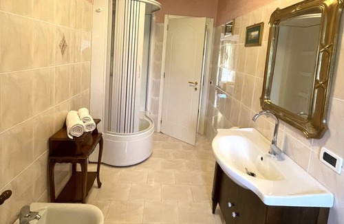 Fondi Apartment | Elegante Appartamento Immerso nel Verde in una Splendida Zona, Comodissima