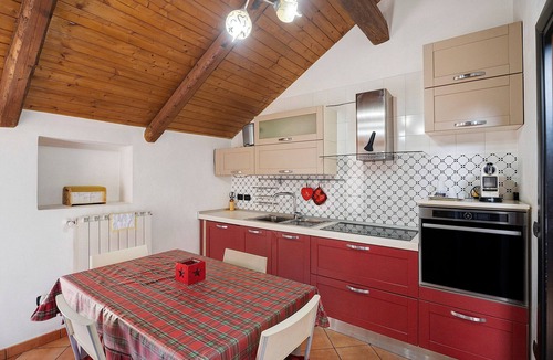 Salerno House | Ely House Holiday Home with Mountain View, Wi-Fi and Air Conditioning