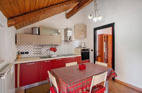 Salerno House | Ely House Holiday Home with Mountain View, Wi-Fi and Air Conditioning