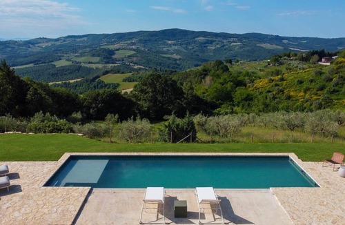 Fratta Villa | Entire villa with view of the Umbrian countryside