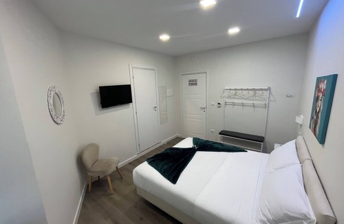 Rione Alto Bed & Breakfast | F.ROOMS NAPOLI VIA SEMENTINI