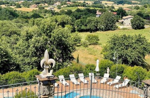 Montefiascone Villa | Fabulous villa on Umbrian hill overlooking lake - sleeps 24 - Pool and Jacuzzi