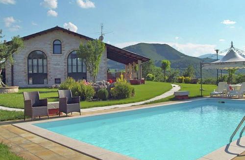 Furlo House | Family Cottage in Cagli with Pool