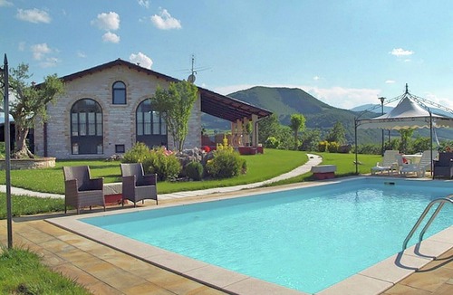 Furlo House | Family Cottage in Cagli with Pool