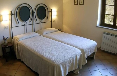 Valfabbrica House | Farm Castagna Alta - Holiday Apartment Almond