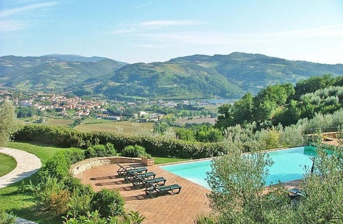 Valfabbrica House | Farm Castagna Alta - Holiday Apartment Almond