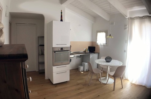 Ostra House | Farmhouse - APIS IN TABULA - Nestled in the tranquility of the rolling hills.