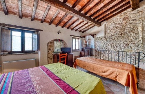 Giano dell'Umbria House | Farmhouse 'Casale Storico Xvii Sec - Tulipano' with Mountain View and Shared Pool
