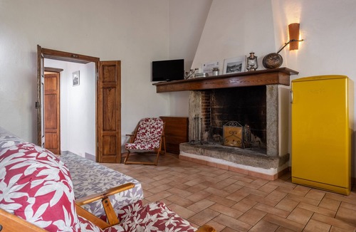 Arcidosso House | Farmhouse "Girasole" with Shared Pool, Private Garden & Wi-Fi