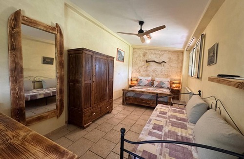 Pitigliano House | Farmhouse "Gufo" with Shared Pool, Private Terrace & Wi-Fi