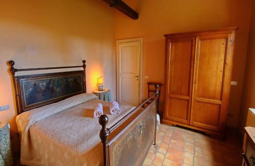 Todi House | Farmhouse in Todi with Pool & Theater Nearby