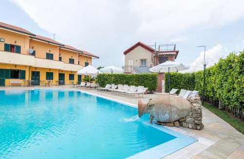 Laura Apartment | Flat in Residence with pool 100 metres from the sea
