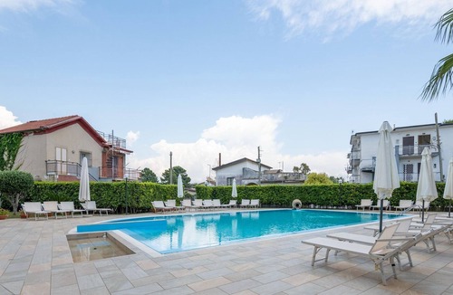 Laura Apartment | Flat in Residence with pool 100 metres from the sea