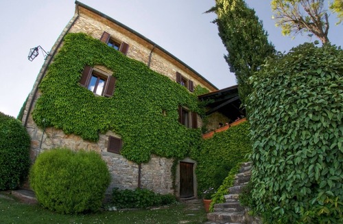 Bivio Lugnano Villa | Fonte Vecchia Medieval Farmhouse for 8 Guests with lovely Private Pool