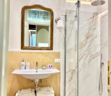 Rione III Colonna Apartment | Frattina Elegance Suite