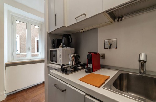 Rione IV Campo Marzio Apartment | Frezza 39b - FromHometoRome