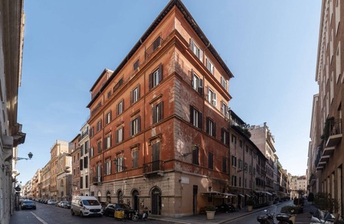 Rione IV Campo Marzio Apartment | Frezza 39b - FromHometoRome