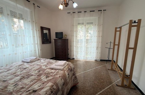 Quarto dei Mille Apartment | Gaslini Host Apartment with garden