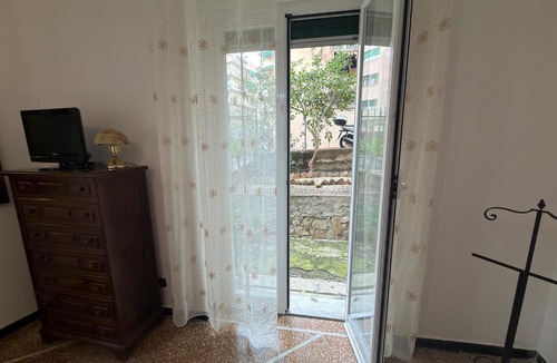 Quarto dei Mille Apartment | Gaslini Host Apartment with garden