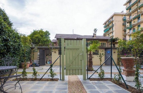 Quinto al Mare House | Giardino Fiorito is located on the ground floor of Villa Aranci, at Via Fabio Filzi 2B in Genoa, and offers an elegant and comfortable stay within an exclusive residential setting. Nestled in a charming historic villa, the apartment combines the characte